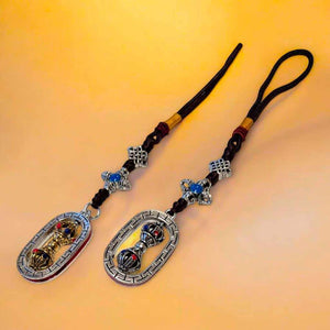 Pendentifs bouddhistes tibétains avec vajra, cordons tressés et pierres colorées, symboles spirituels