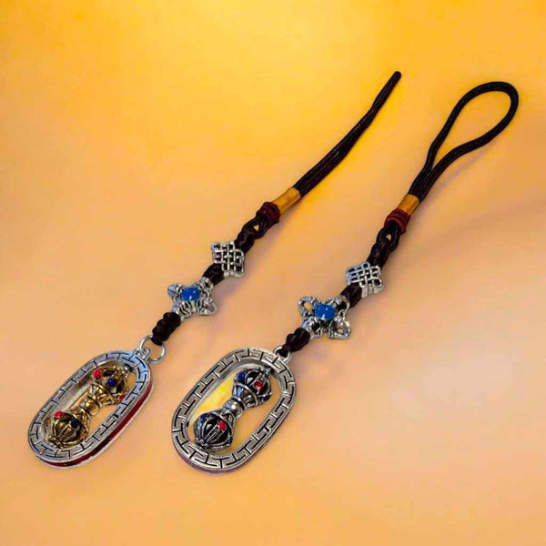 Pendentifs bouddhistes tibétains avec vajra, cordons tressés et pierres colorées, symboles spirituels