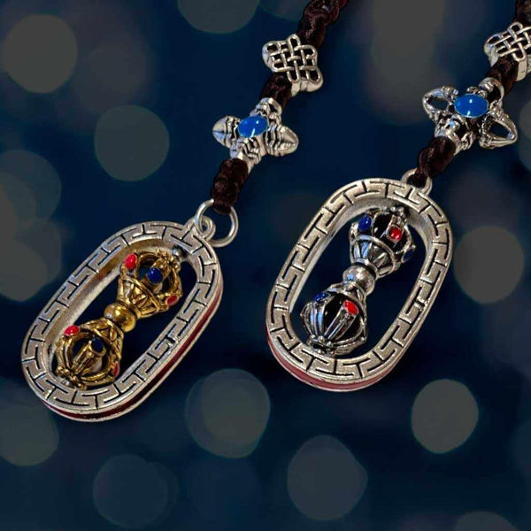 Pendentifs bouddhistes tibétains en métal avec vajra, pierres colorées et nœud mystique sur cordon