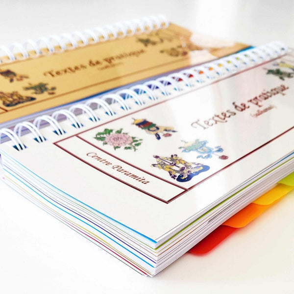 Cahiers de textes de pratique bouddhiste tibétaine, éditions Paramita, avec symboles traditionnels et pages colorées.