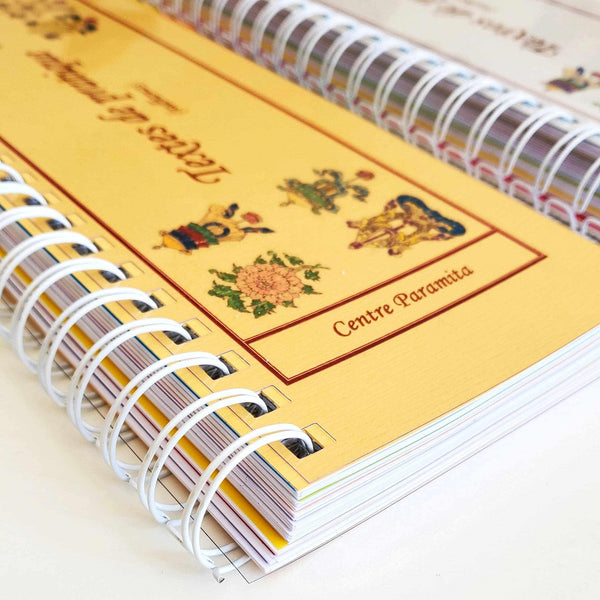 Cahier spirale jaune du Centre Paramita avec symboles bouddhistes tibétains pour la méditation et la philosophie