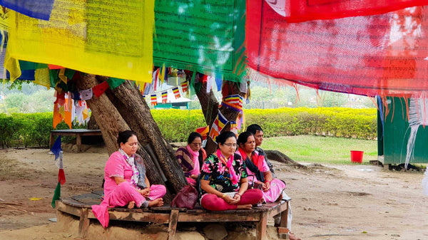 Méditation sous drapeaux bouddhistes tibétains colorés, symboles de paix et spiritualité