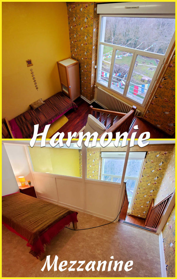 Chambre Harmonie et Mezzanine au Centre Bouddhiste, vue sur drapeaux tibétains et forêt