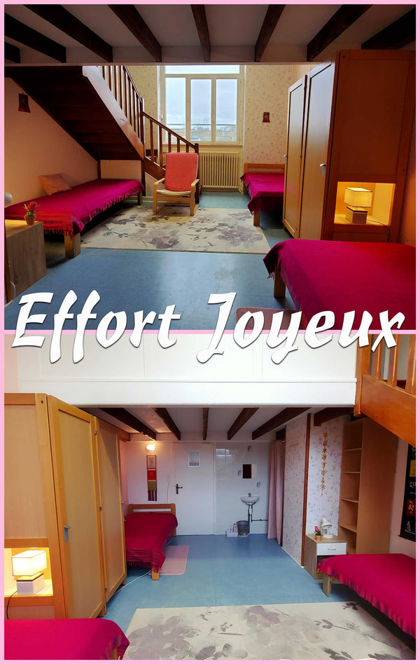 Chambre d'hébergement au Centre Bouddhiste avec lits simples, poutres apparentes et salle de bain privée