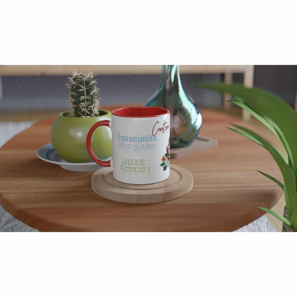 Mug bouddhiste avec 'Equanimité' et 'Joie' en français et tibétain, sur table en bois avec cactus