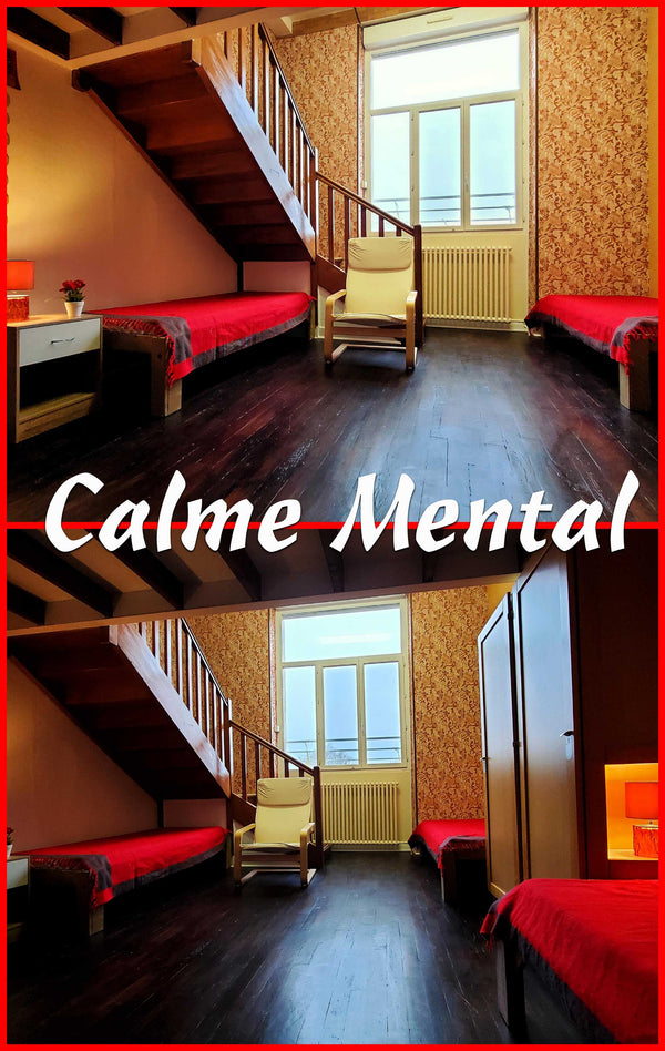 Chambre calme avec lits rouges, escalier en bois et fauteuil pour méditation bouddhiste