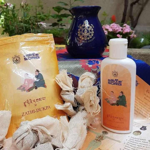 Produits de médecine tibétaine Zathi-Dukpa : sachet, flacon et bols en tissu, avec vase rituel bleu