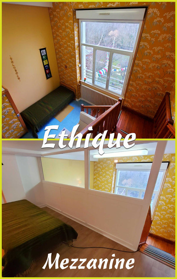 Chambre mezzanine bouddhiste avec papier peint ethnique, lit simple et drapeaux de prière vus par la fenêtre