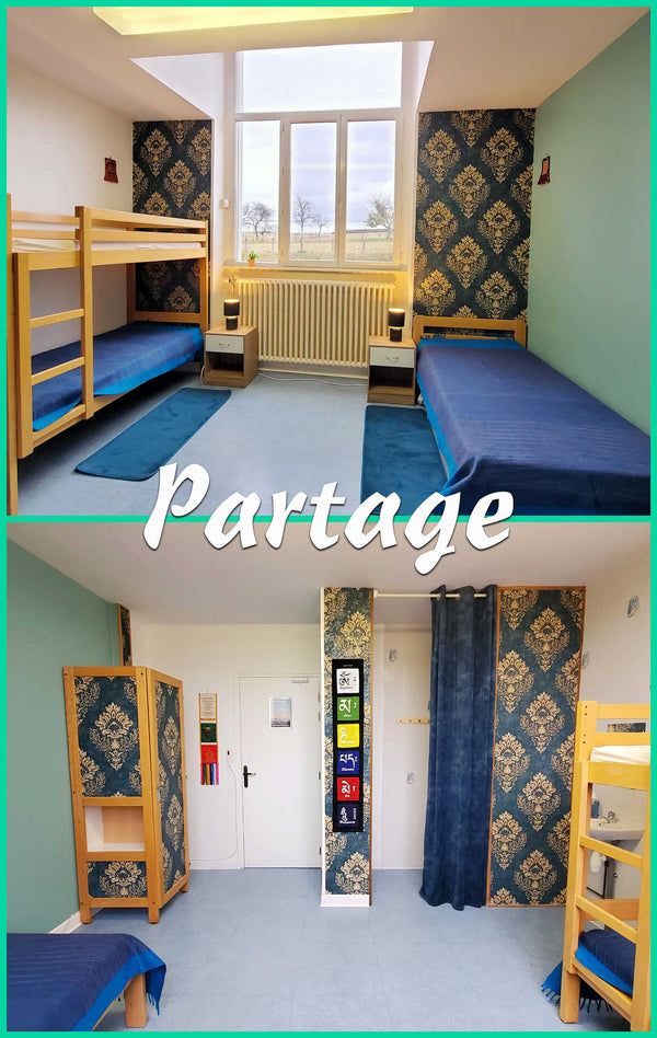 Chambre partagée avec lits superposés, tapis de méditation et décor tibétain pour retraite bouddhiste