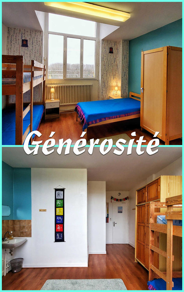Chambre d'hébergement bouddhiste avec lits superposés, drapeaux tibétains et ambiance méditative