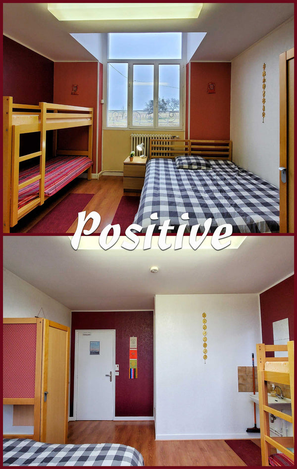 Chambre simple et dortoir au Centre Bouddhiste, avec lit simple, lits superposés, décoration tibétaine et vue sur paysage