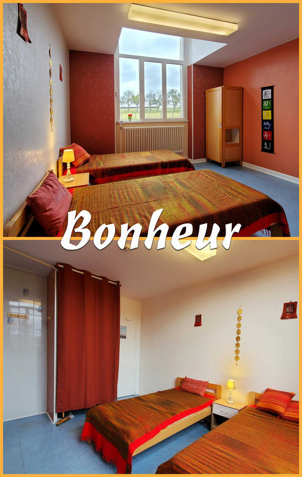Chambre calme avec lits et décoration bouddhiste tibétaine, idéale pour la méditation et le bien-être