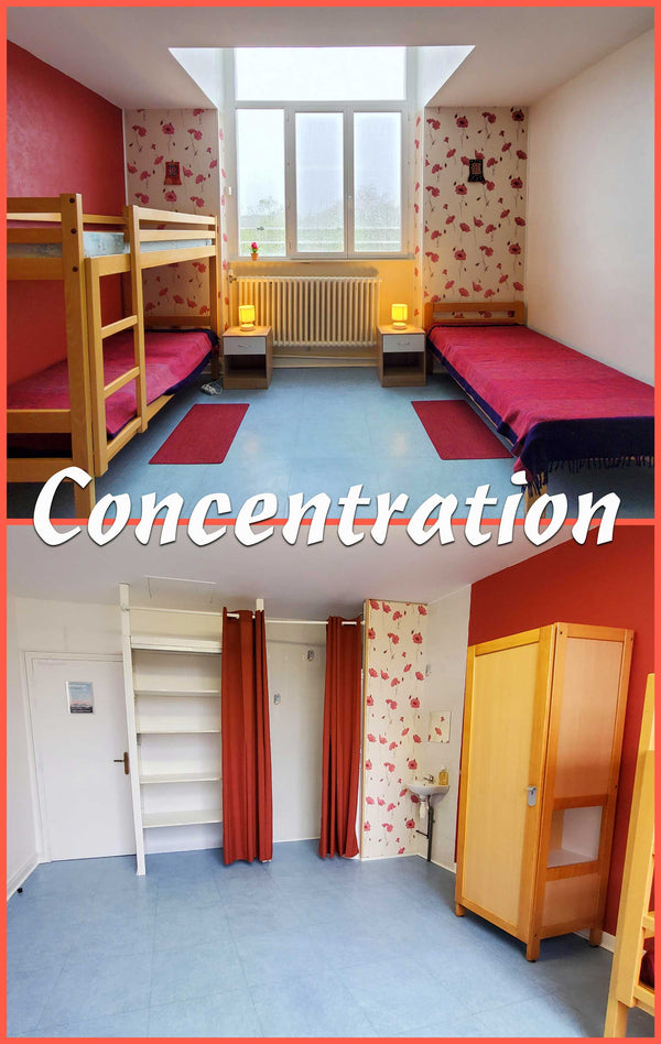 Chambre de méditation avec lits superposés, tapis rouge et fenêtre lumineuse pour la concentration