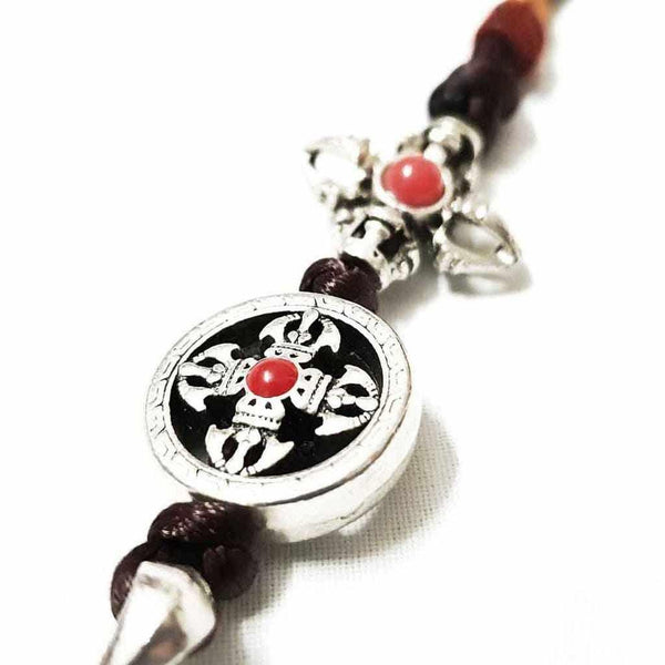 Amulette bouddhiste tibétaine avec symbole Vajra et pierre rouge, bijou de méditation