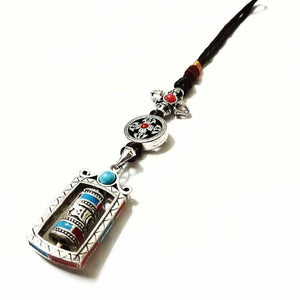 Pendentif bouddhiste tibétain avec roue de prière, pierres turquoise et corail, symbole de méditation et spiritualité