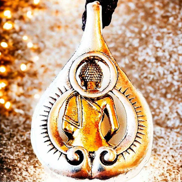 Pendentif bouddhiste doré avec statue de Bouddha, symbole de méditation et philosophie tibétaine