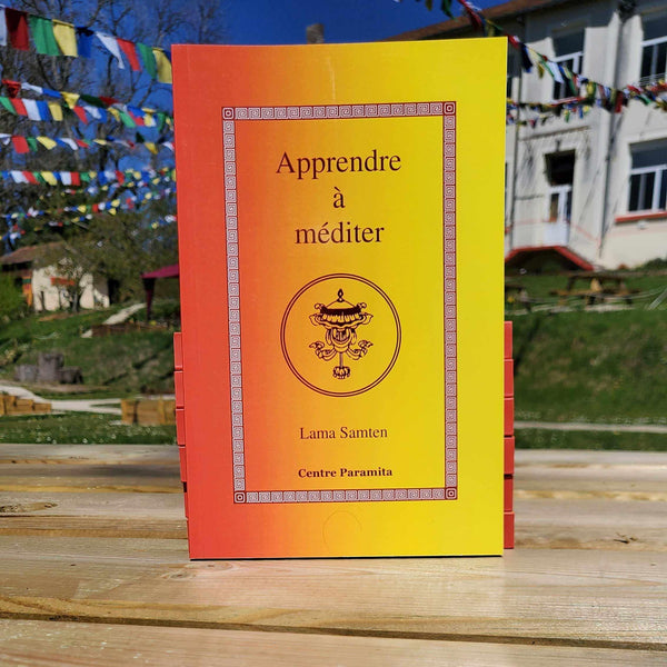Livre 'Apprendre à méditer' par Lama Samten, Centre Paramita, sur fond de drapeaux tibétains