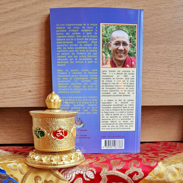 Livre d'apprentissage du tibétain par Lama Samten avec moulin à prières doré, philosophie bouddhiste tibétaine