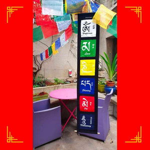 Drapeaux de prière tibétains avec mantras et symboles bouddhistes pour méditation et sérénité