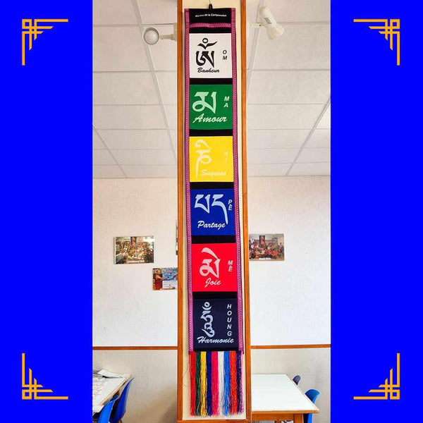 Drapeau de prière tibétain avec mantras de compassion, amour, sagesse, partage, joie et harmonie