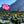 Fleur de lotus rose en pleine floraison au bord d'un étang, montagnes en arrière-plan, symbole de la philosophie bouddhiste
