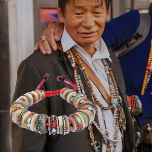Bracelet tibétain en perles colorées, artisanat de l'Himalaya, symbole de la philosophie bouddhiste