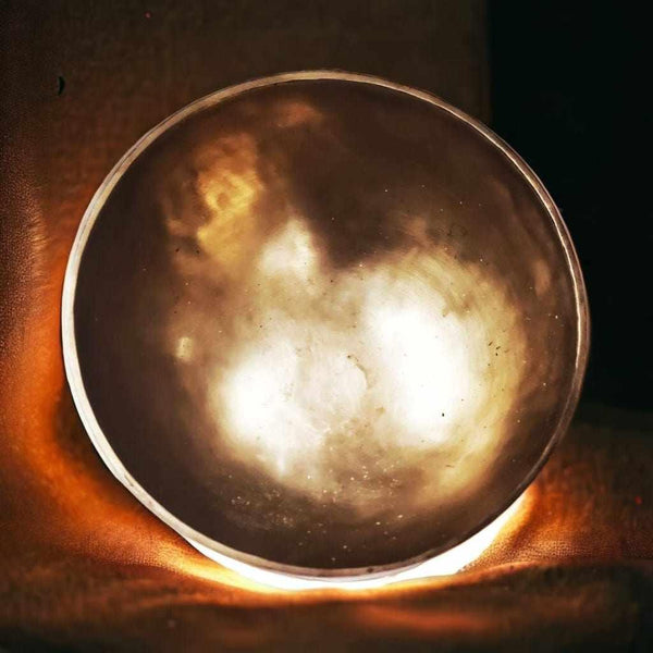 Bol tibétain en métal pour méditation, lumière douce, objet bouddhiste traditionnel