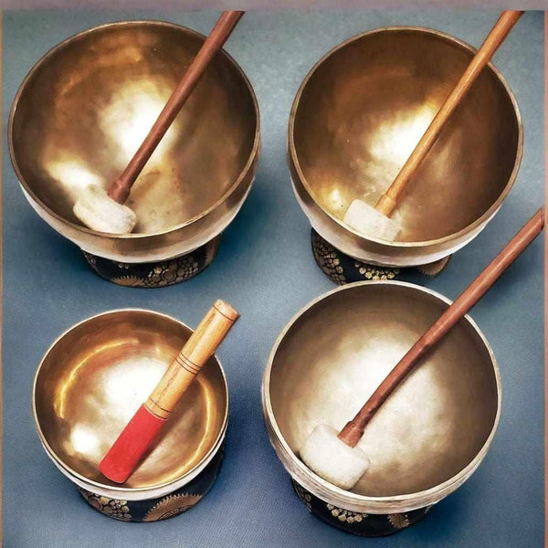 Bol tibétain en cuivre avec maillet, objets de méditation bouddhiste et culture himalayenne