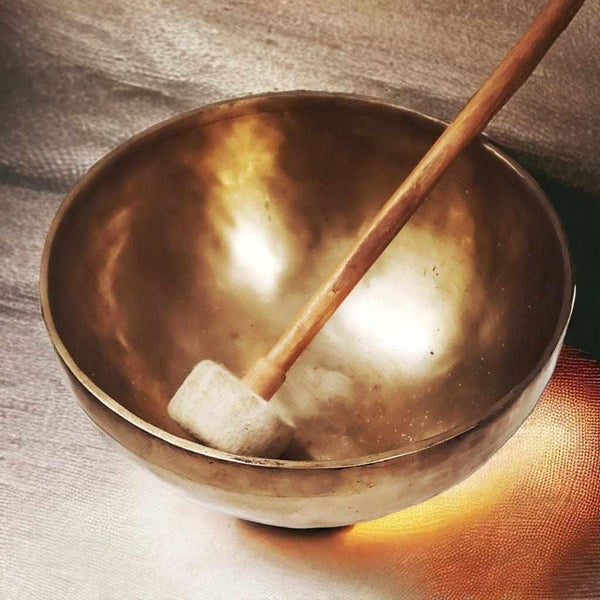 Bol tibétain en cuivre avec maillet, objet de méditation bouddhiste et philosophie tibétaine