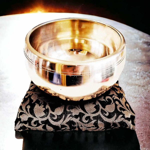 Bol tibétain en métal doré sur coussin brodé, objet de méditation bouddhiste