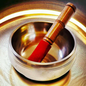 Bol tibétain en métal avec maillet en bois et feutre rouge, objet de méditation bouddhiste