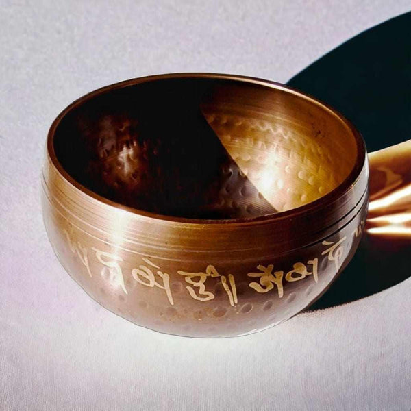 Bol tibétain en cuivre gravé avec des symboles bouddhistes pour la méditation
