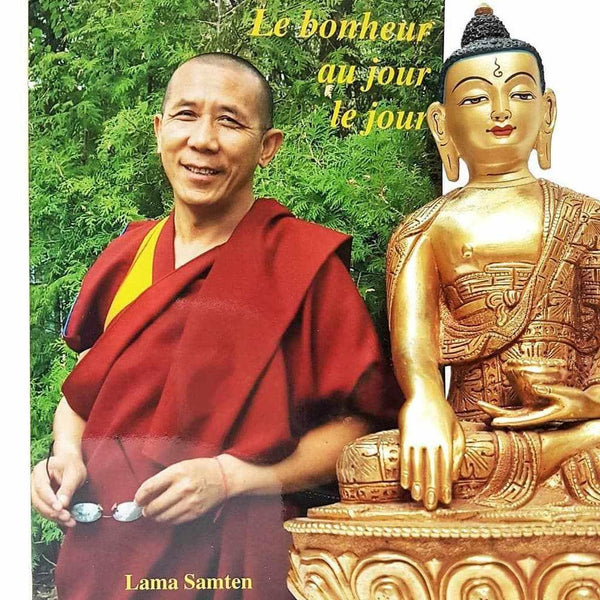 Lama Samten en robe rouge avec statue dorée de Bouddha, couverture du livre 'Le bonheur au jour le jour'