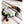 Bracelet bouddhiste en pierres naturelles multicolores sur bois rustique