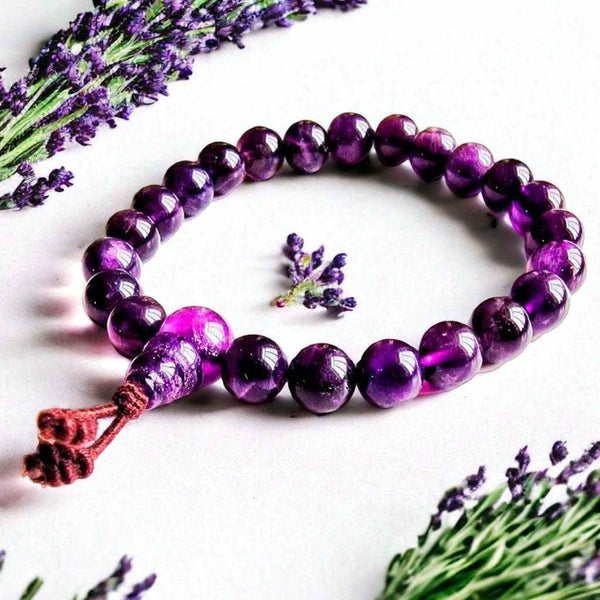 Bracelet en améthyste violet avec nœud tibétain, entouré de lavande pour la méditation et le bien-être spirituel