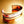 Bracelet bouddhiste en métal doré avec symbole Om et motifs tibétains, objet de méditation spirituelle
