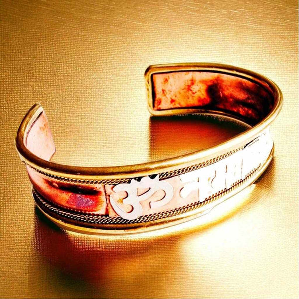 Bracelet bouddhiste en métal doré avec symbole Om et motifs tibétains, objet de méditation spirituelle