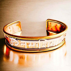 Bracelet bouddhiste tibétain gravé de mantras, bijou spirituel de la culture himalayenne