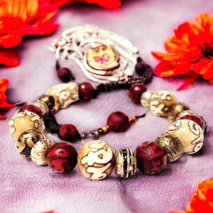 Bracelet bouddhiste tibétain avec perles gravées et motifs sacrés, idéal pour la méditation