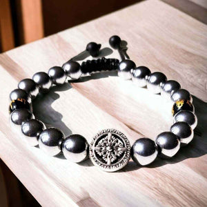Bracelet bouddhiste en perles métalliques avec symbole Dharma, objet de méditation tibétaine