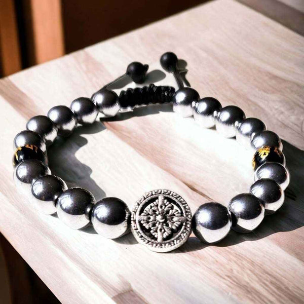 Bracelet bouddhiste en perles métalliques avec symbole Dharma, objet de méditation tibétaine