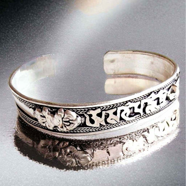 Bracelet en argent tibétain gravé de motifs bouddhistes et symboles sacrés