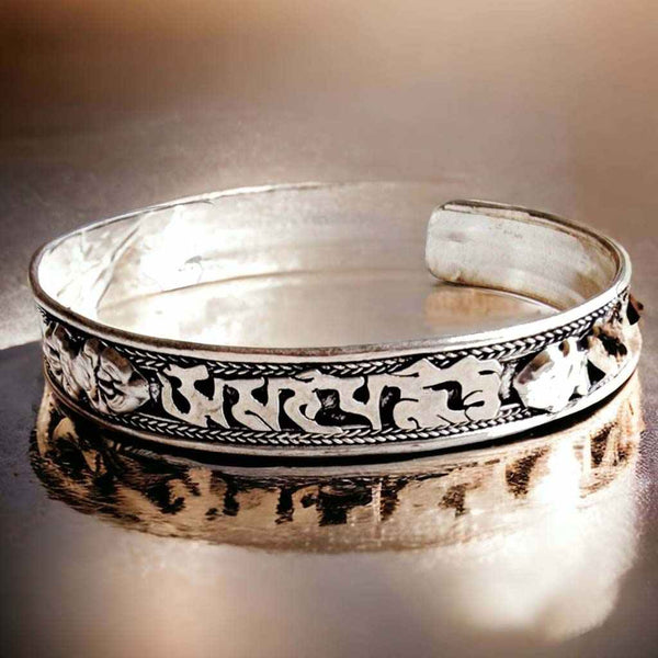 Bracelet tibétain en argent avec inscriptions bouddhistes et motifs floraux, artisanat de l'Himalaya