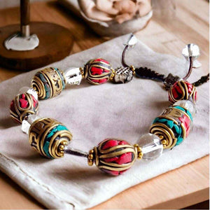 Bracelet bouddhiste tibétain avec perles colorées et motifs traditionnels, artisanat de l'Himalaya