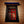 Fenêtre tibétaine rouge ornée de motifs traditionnels sur mur en briques, symbole de la culture bouddhiste