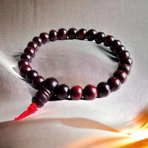 Chapelet bouddhiste en bois rouge avec nœud tibétain, objet de méditation et philosophie bouddhiste