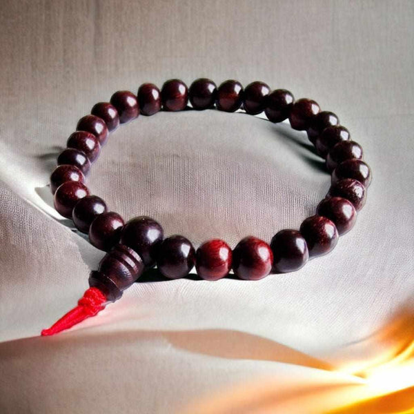 Chapelet bouddhiste en bois rouge avec nœud tibétain, objet de méditation et philosophie bouddhiste