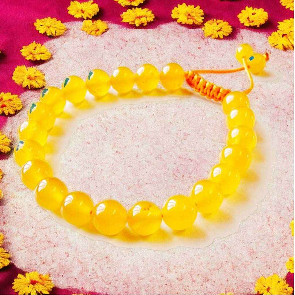 Bracelet bouddhiste en perles jaunes avec nœud tibétain, fleurs et sable rose