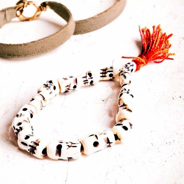 Bracelet tibétain en perles naturelles avec pompon rouge, symbole de la philosophie bouddhiste