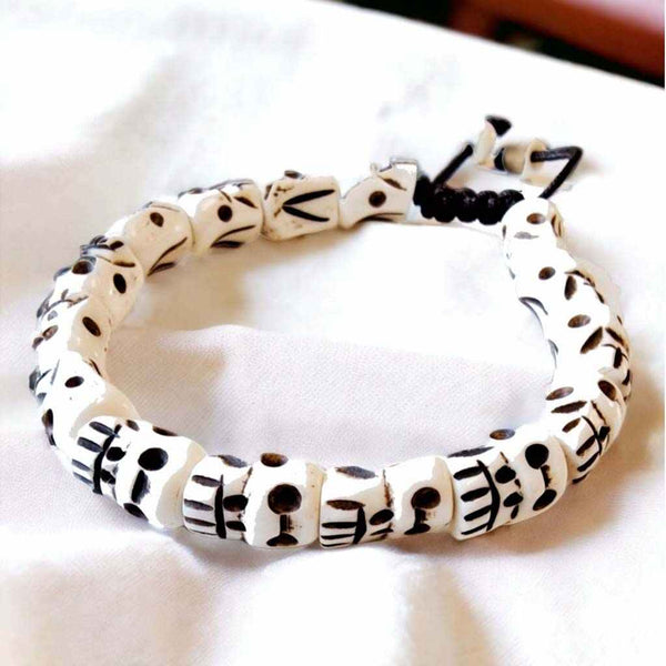 Bracelet bouddhiste en perles blanches gravées de symboles tibétains, artisanat de l'Himalaya